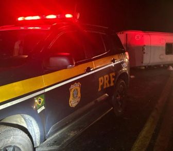 Imagem - Ônibus paraguaio tomba na BR-277 e deixa um morto e 21 feridos no Paraná