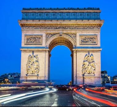 Imagem - Homem morre baleado após ameaçar policiais no Arco do Triunfo, em Paris