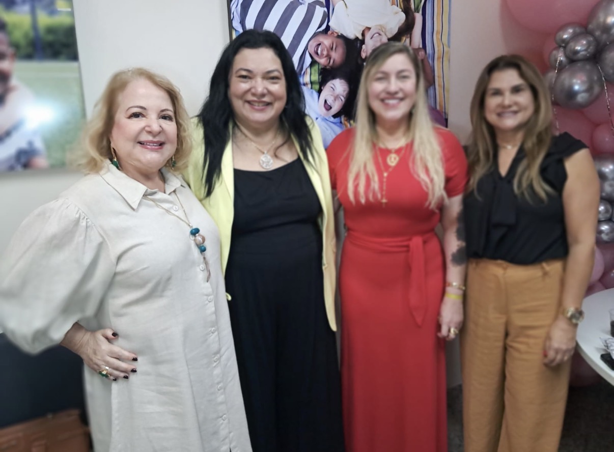 A aniversariante com as Dras. Gal Fernandes, Rubilene Rosário e Albely Lobato 