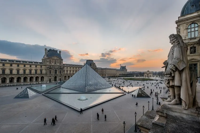 Fraude milionária na bilheteria leva à prisão de nove suspeitos ligados ao Louvre e a Versalhes