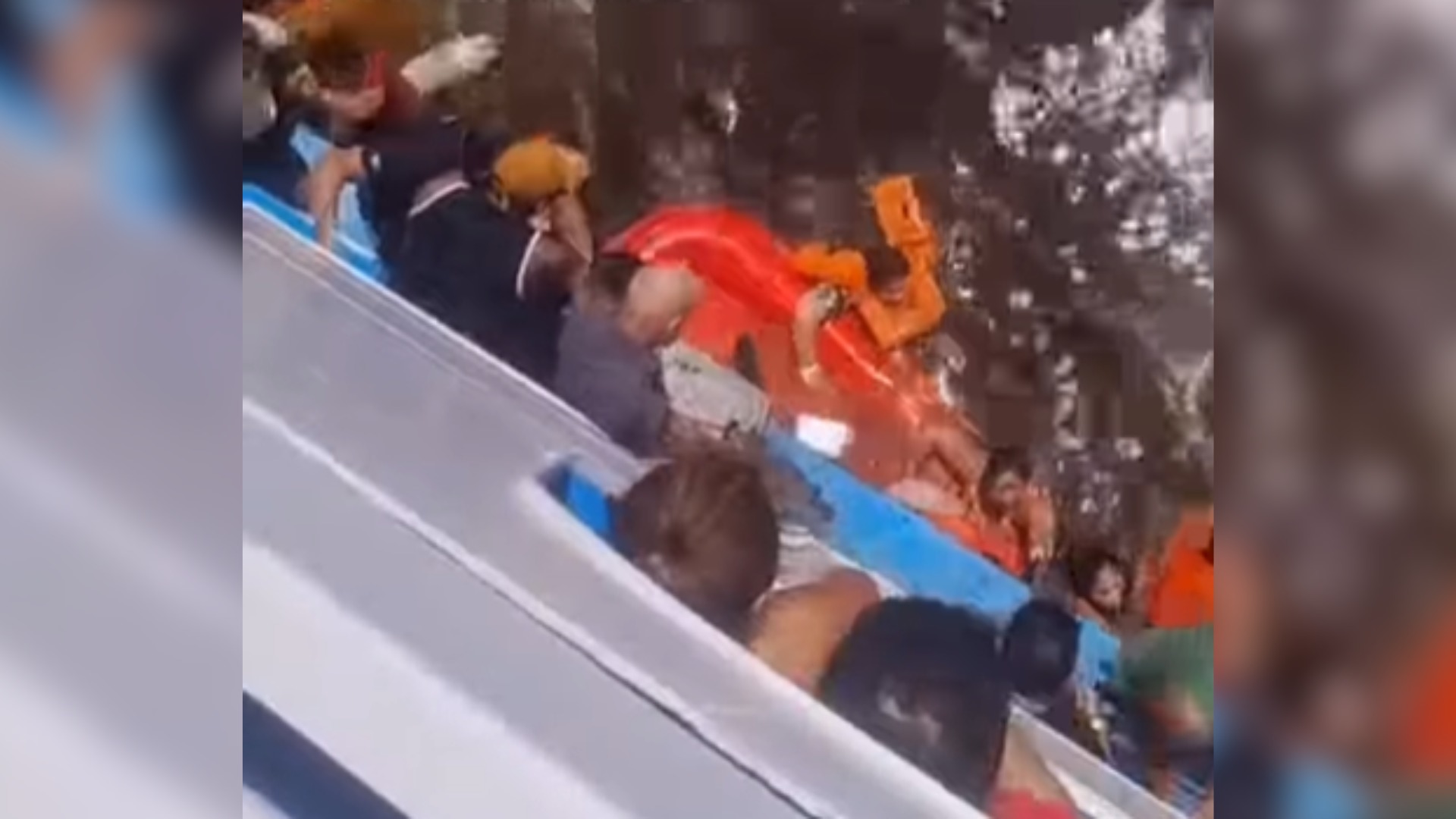 Imagens mostram pessoas à deriva enquanto outra embarcação ajuda no resgate entre os rios Negro e Solimões