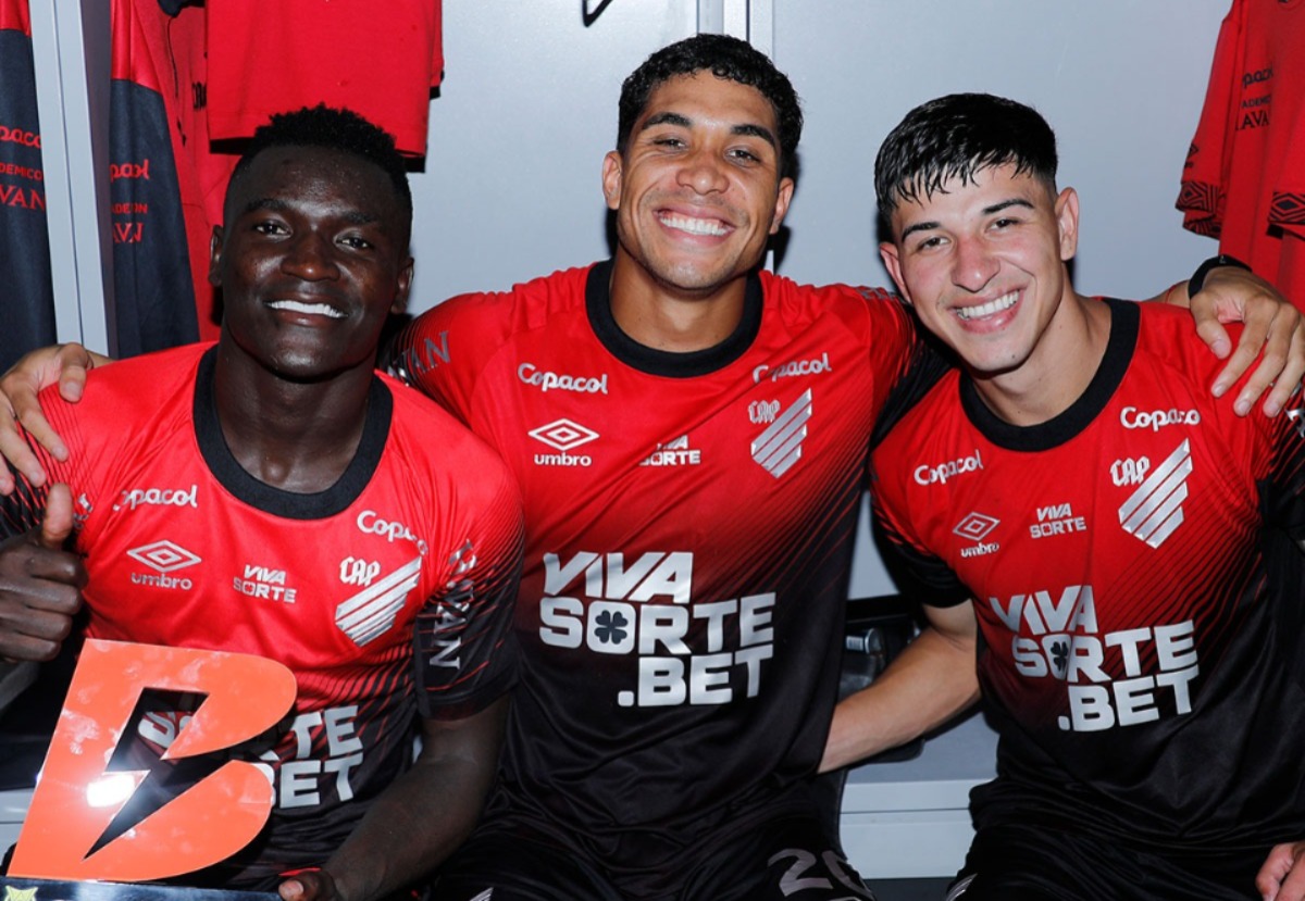 Jogadores do Furacão comemoram a vitória - 