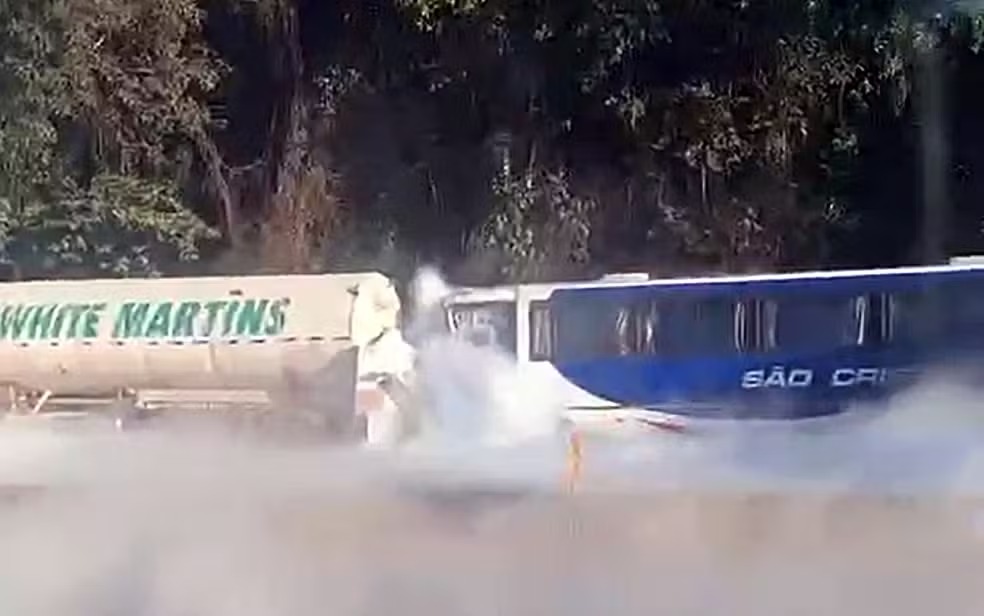 Segundo a PRF, o produto teria atingido o motorista do ônibus, que morreu ainda no local.
