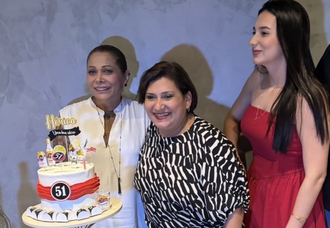 Para comemorar o seu niver,  Herica Elykan reuniu um grupo de amigas no restô Tio Armênio. Parabéns!  Na foto, a aniversariante com Katia Sadeck e a filha, Estephany Sarmento
