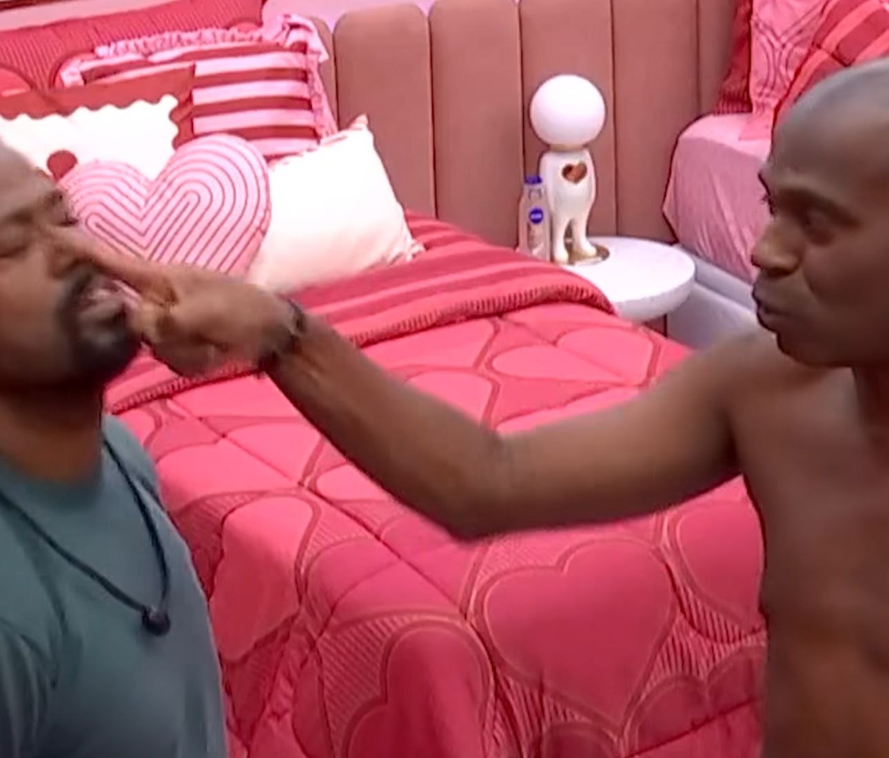 Imagem - Edilson 'Capetinha' é expulso do BBB 26 após agredir Leandro Boneco; veja as imagens