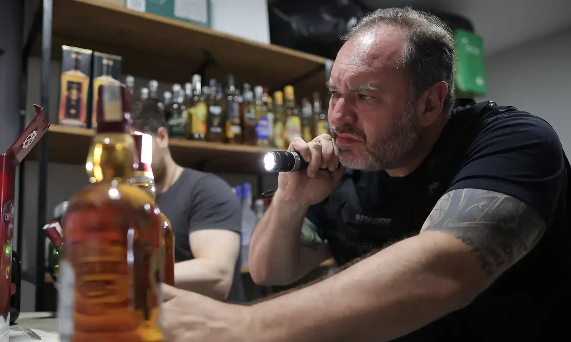 Em 2025, o Brasil confirmou 76 casos de intoxicação por metanol associada ao consumo de bebidas alcoólicas - 