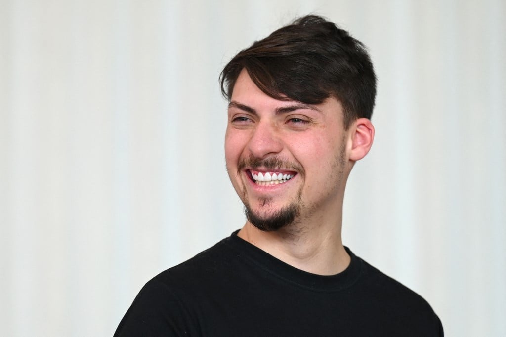 Filho visita Bolsonaro na Papudinha e leva livros ao ex-presidente

