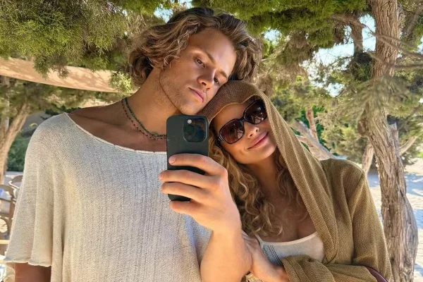 (O casal compartilha a vida a dois desde 2025)