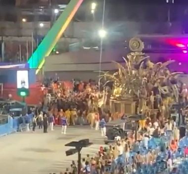 Imagem - Vídeo: carro alegórico pega fogo durante desfile na Sapucaí e deixa quatro feridos