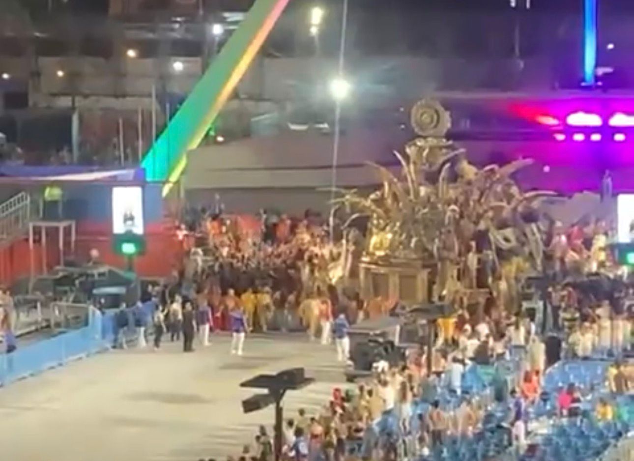 Carro alegórico pega fogo em desfile na Sapucaí - 