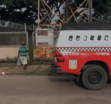 (O cadáver estava em um terreno onde funciona a torre de uma empresa de telecomunicações.)