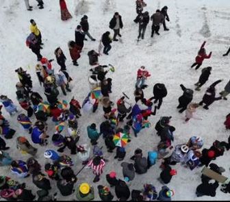 Imagem - “Galo na Neve” reúne brasileiros e leva Carnaval às ruas do Canadá