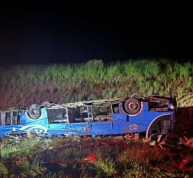 Imagem - Ônibus com trabalhadores rurais tomba e deixa seis mortos em Marília