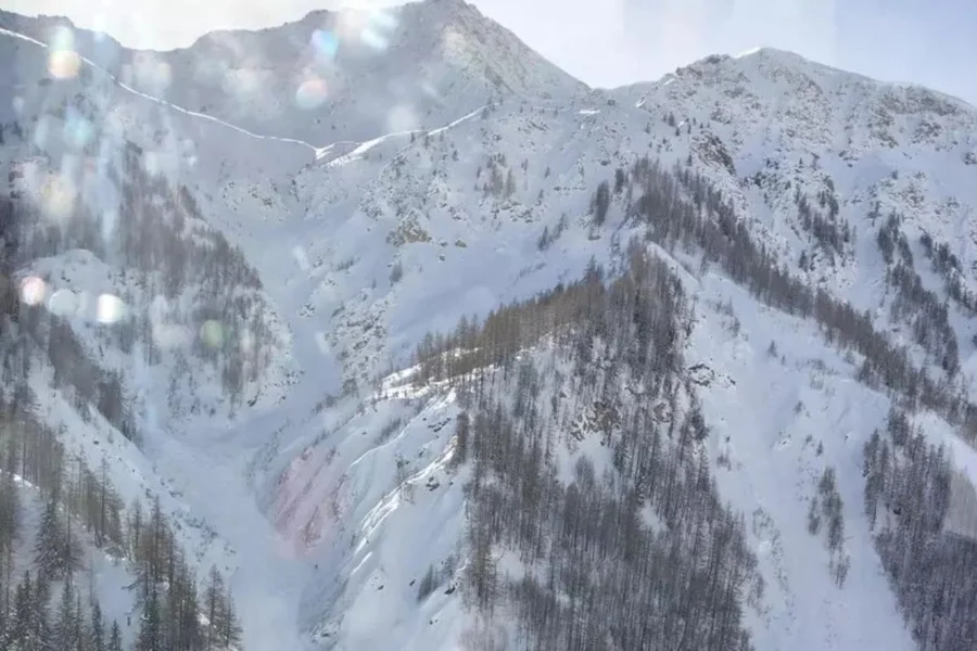 Avalanche atinge esquiadores em Courmayeur e deixa dois mortos no norte da Itália

