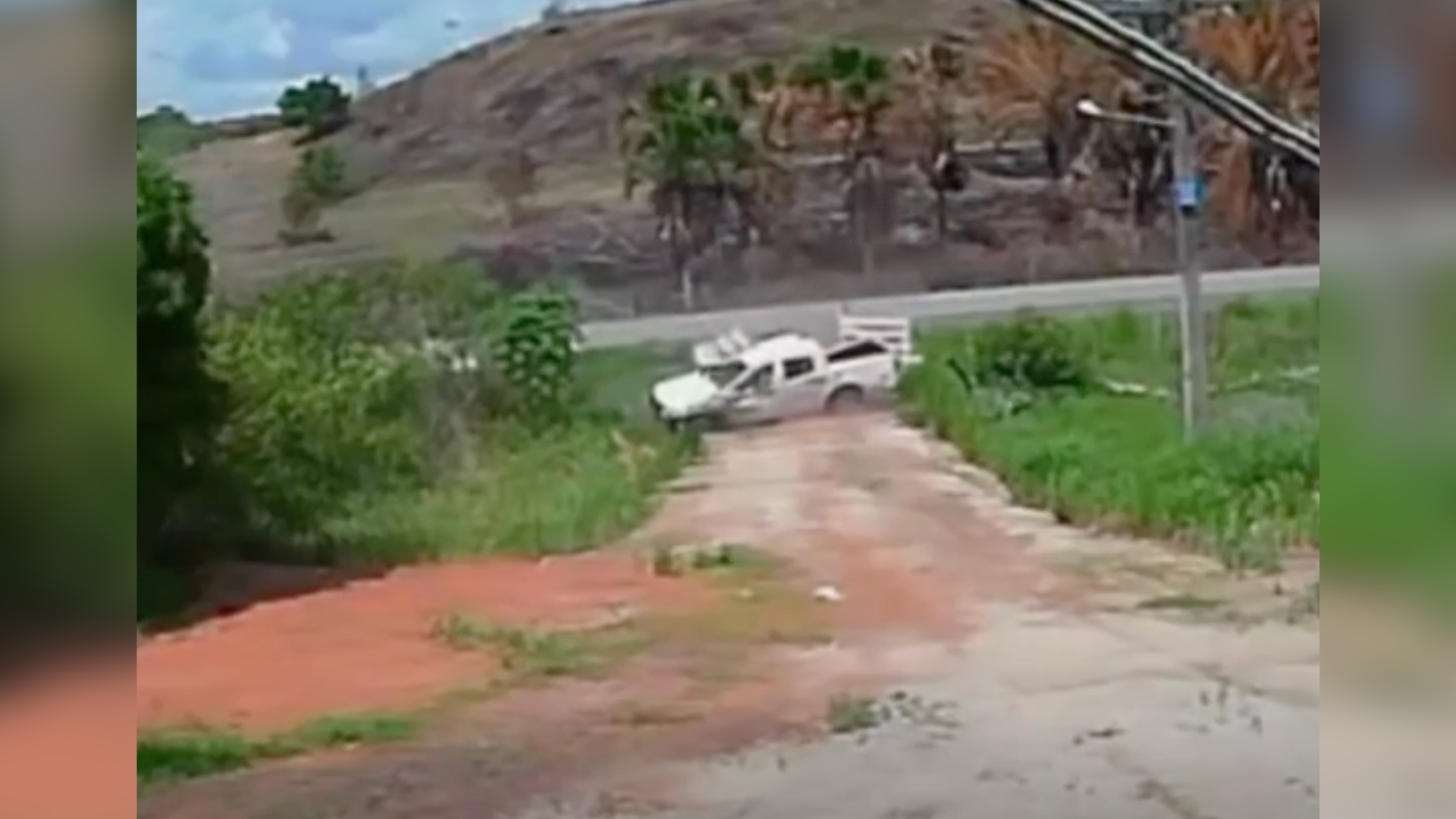 Carro com quatro ocupantes capotou após motorista perder o controle da direção