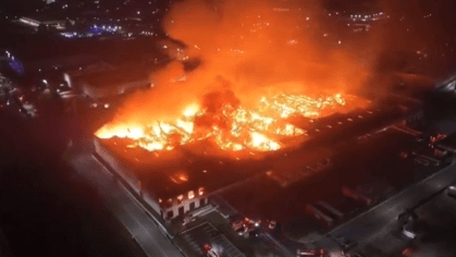 Incêndio mobiliza 48 bombeiros e atinge galpão comercial na Grande SP

