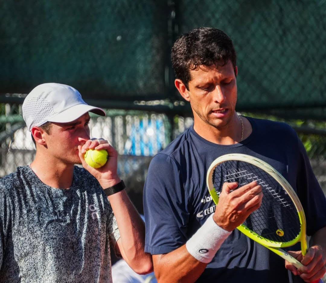 (João Fonseca fez sua primeira partida no evento Rio Open 2026, nesta segunda-feira (16), ao lado de Marcelo Melo na chave principal de duplas.)