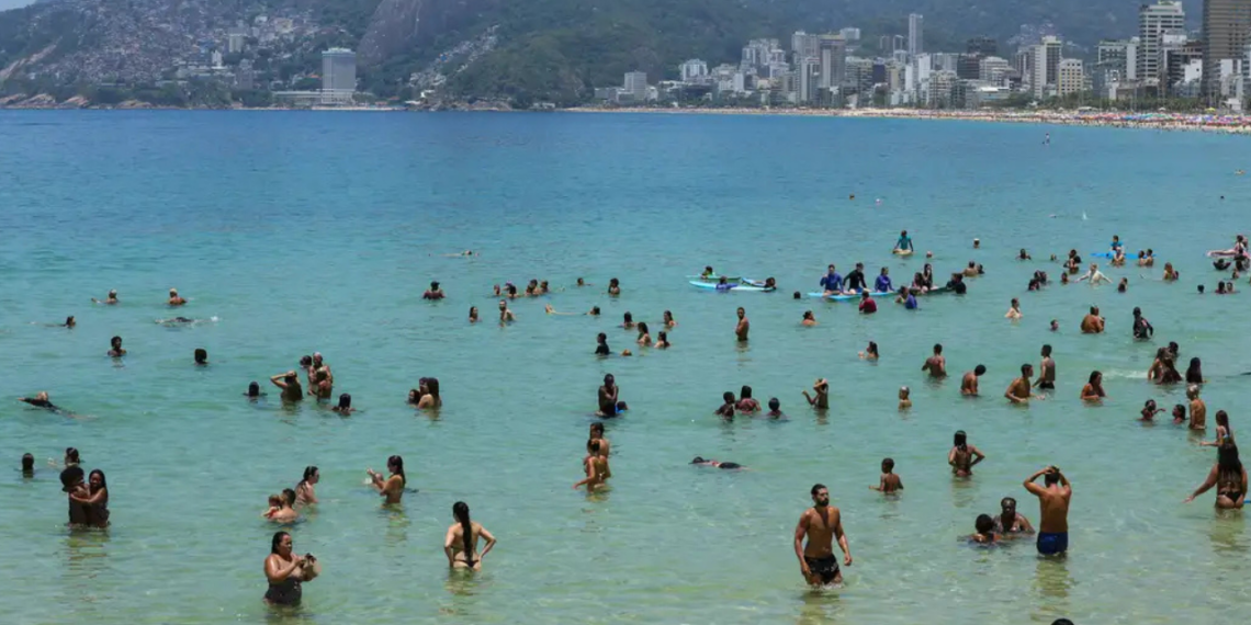 (Corpo de Bombeiros orienta os banhistas a evitar consumo de bebidas alcoólicas, respeitar a sinalização de risco e manter as crianças identificadas.) 