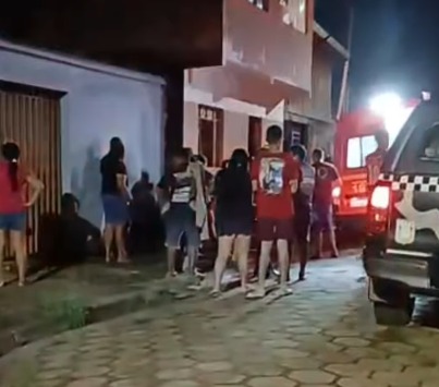(Movimentação intensa no local do crime) 