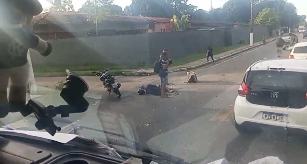 Vídeo: acidente com motocicleta deixa dois feridos na Arthur Bernardes, em Belém