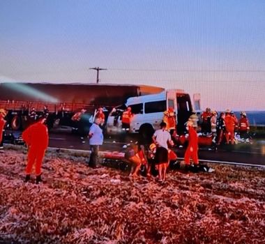 Imagem - BR-020 é interditada após choque entre veículo de passageiros e caminhão