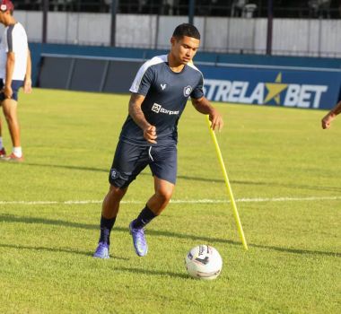 Imagem - Carro de atacante ex-Remo pega fogo após colisão na BR-101; jogador e esposa ficaram feridos