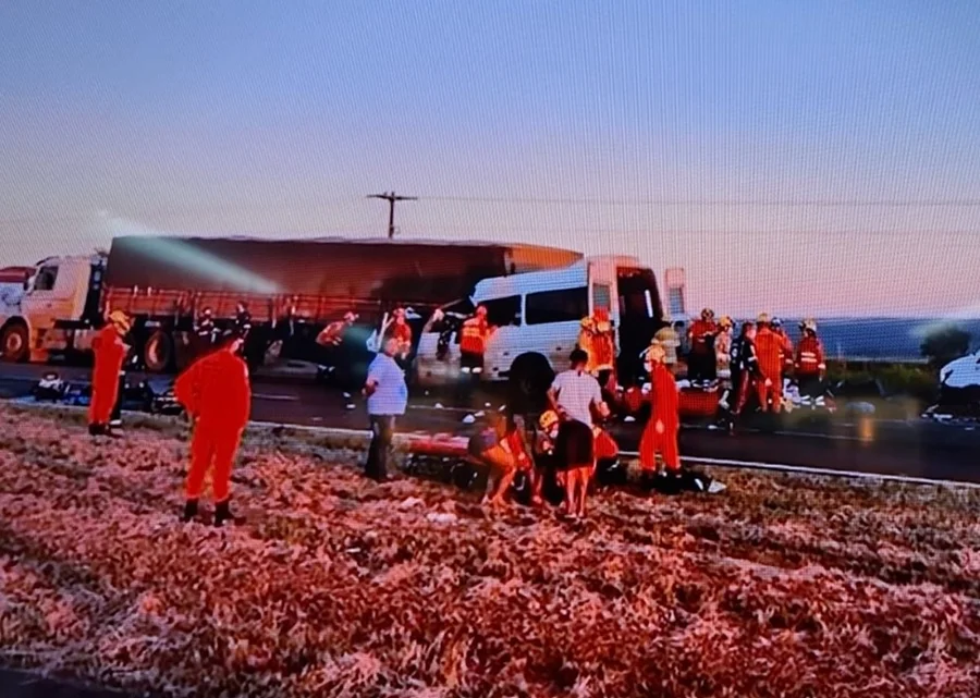 BR-020 é interditada após choque entre veículo de passageiros e caminhão