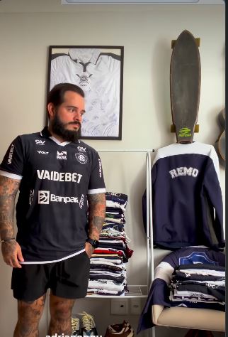 Imagem - Torcedor monta acervo com uniformes históricos do Remo garimpados em brechós