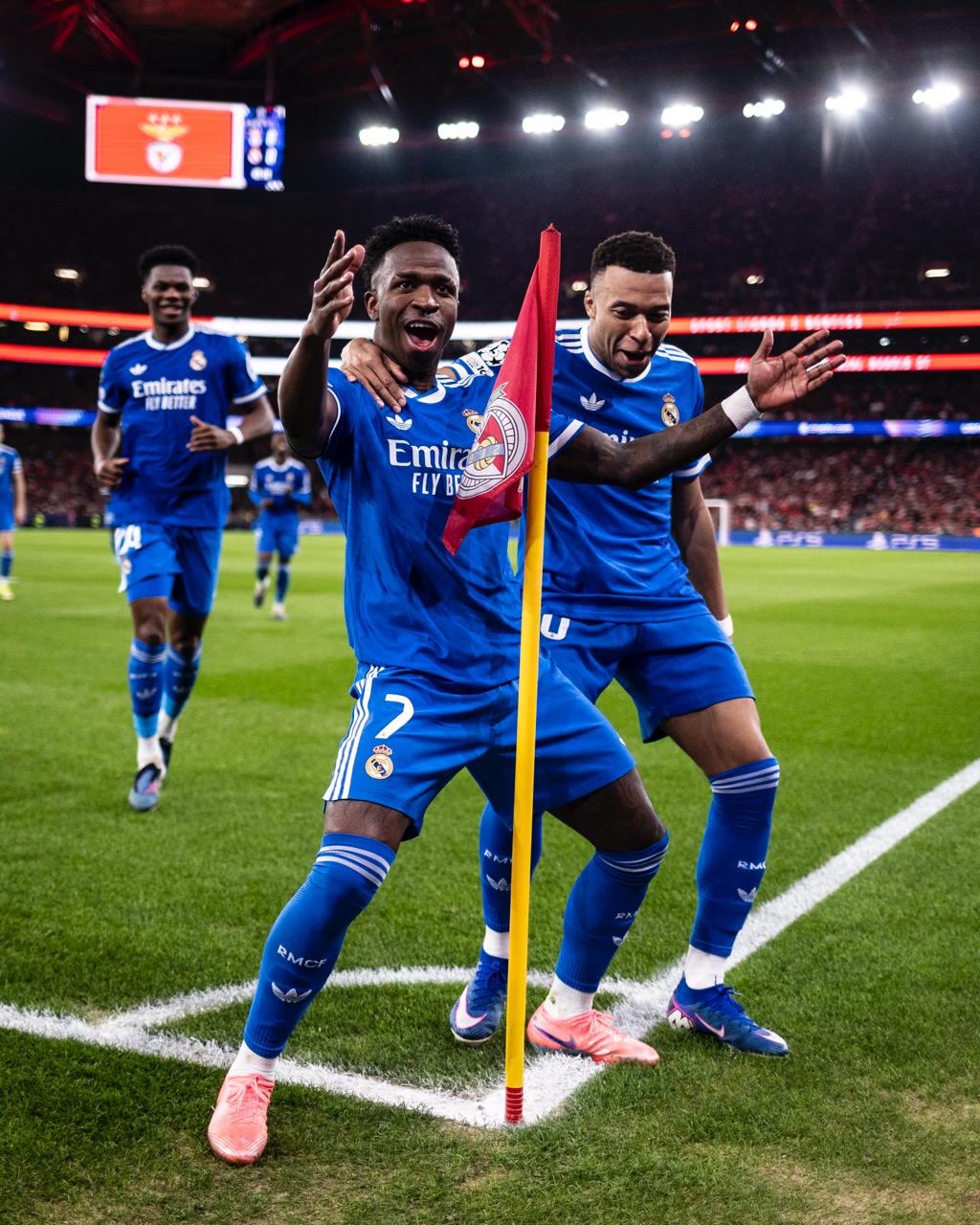 Vini Jr. comemorando o gol da vitória sobre o Benfica