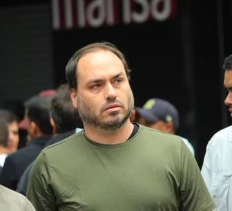 Imagem - Carlos Bolsonaro diz que pai está abatido após visita na Papudinha: 'sonolento e abatido'