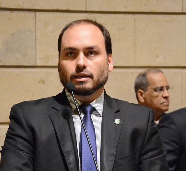 Imagem - Carlos Bolsonaro visita pai na Papudinha e diz que ex-presidente está abatido