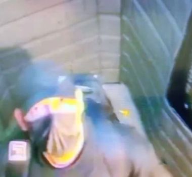 Imagem - Câmeras flagram furto de cofre com R$ 1 milhão em joias de ouro e diamantes em joalheria em São Paulo