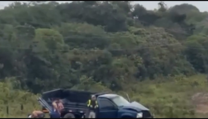 (Acidente deixa veículo destruído e carga espalhada na BR-316, entre Santa Maria do Pará e Castanhal)