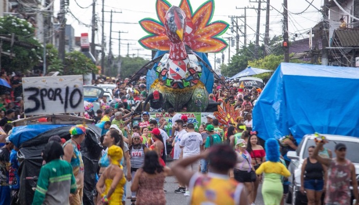 (Bloco Rabo do Peru encerra o Carnaval com desfile e brega nas ruas de Icoaraci)
