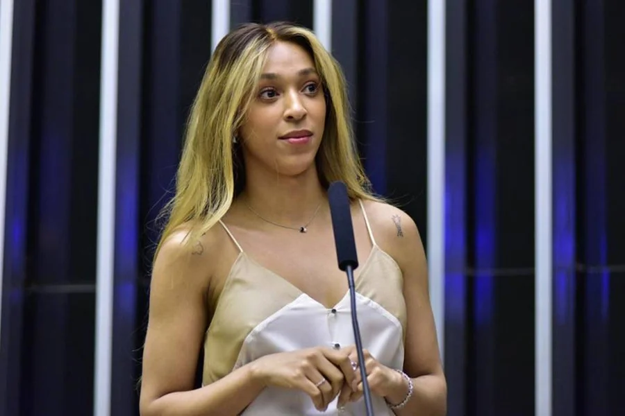 Erika Hilton critica projeto sobre porte de arma para pessoas trans e aponta desvio de prioridades

