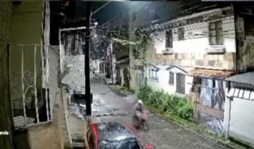Imagens mostram suspeito chegando e deixando o local após o crime durante a madrugada