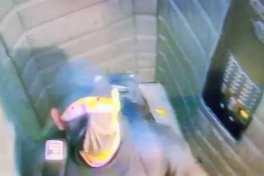 (Nas imagens divulgadas nas redes sociais e principais portais do país, é possível ver dois suspeitos dentro do elevador)