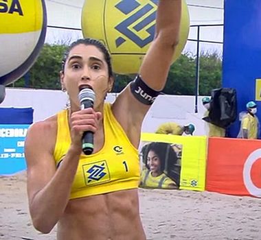 Imagem - Carol Solberg é suspensa pela FIVB por comemorar prisão de Bolsonaro