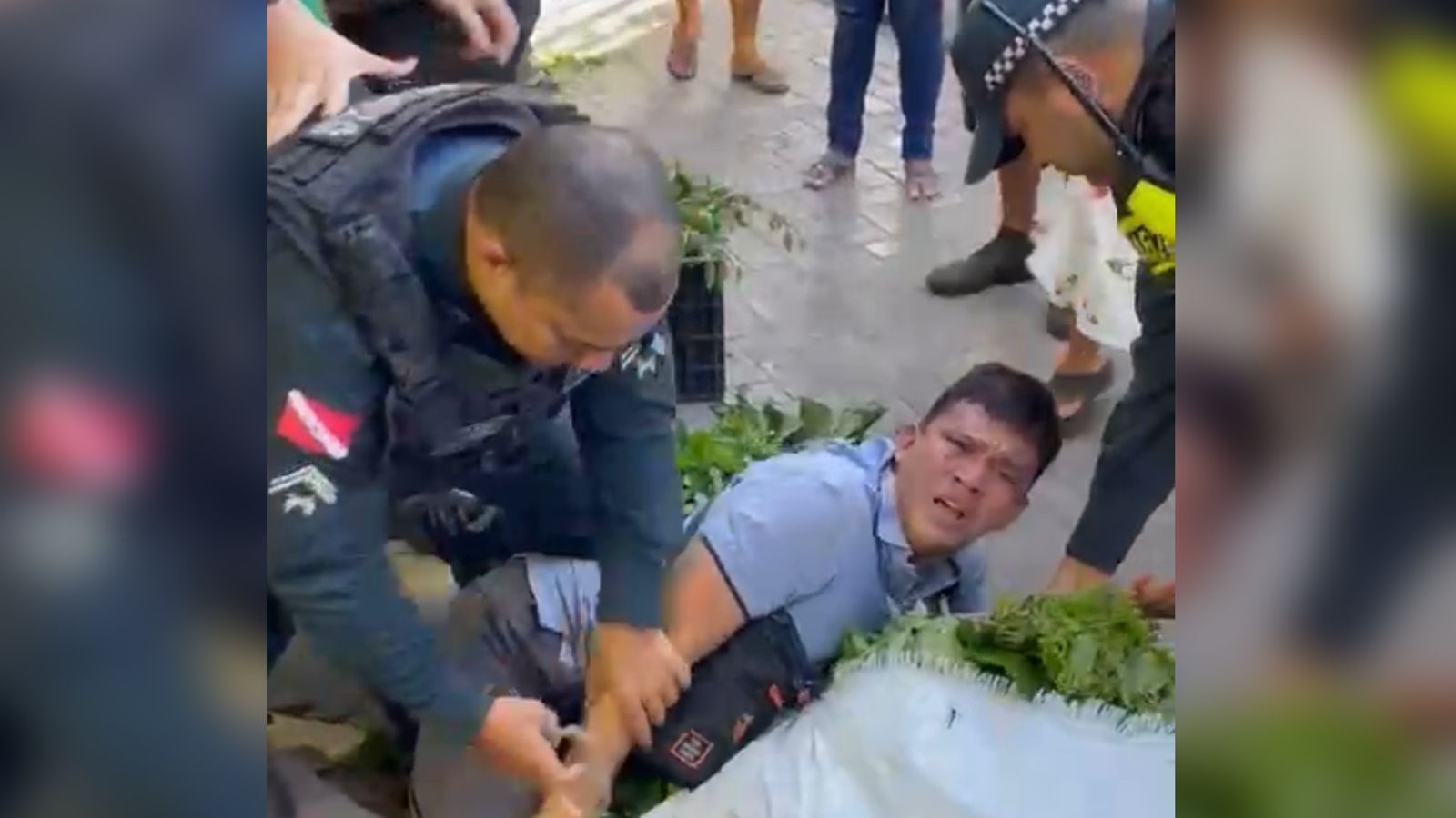 (Abordagem policial a trabalhador no Ver-O-Peso é criticada por populares -)