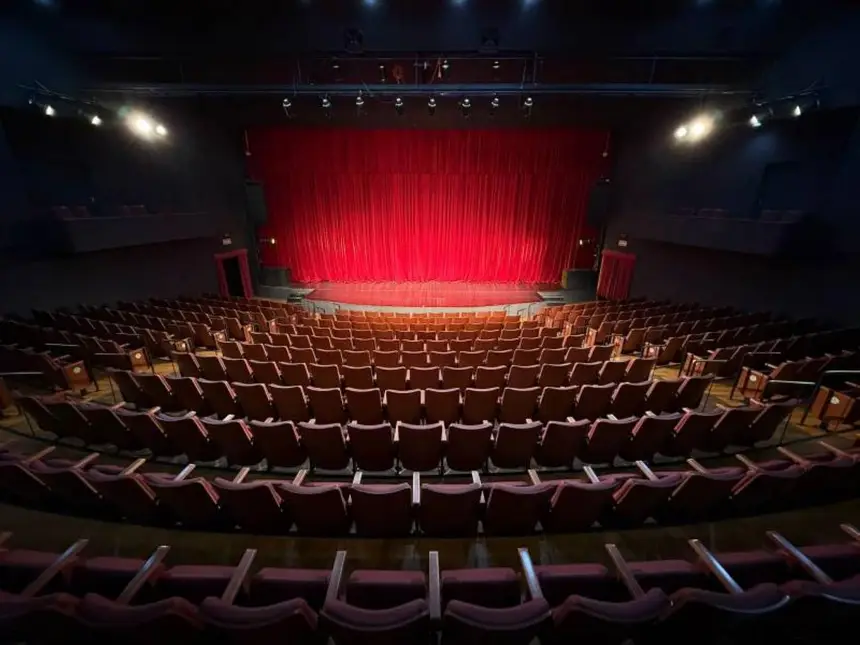 Iniciativa qualifica novos profissionais em áreas como som, iluminação e cenotecnia.