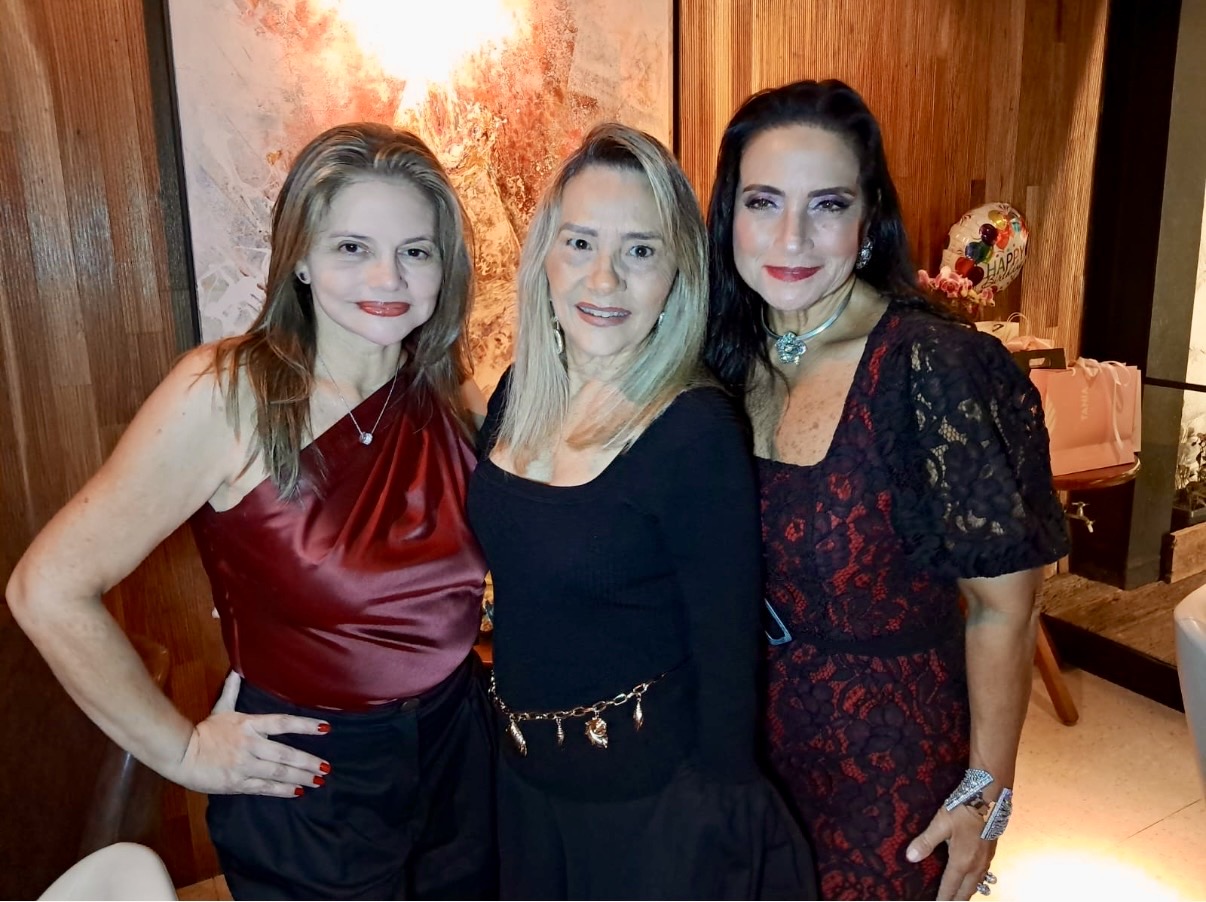A aniversariante com Alice Corrêa e Gilvana Gonçalves 