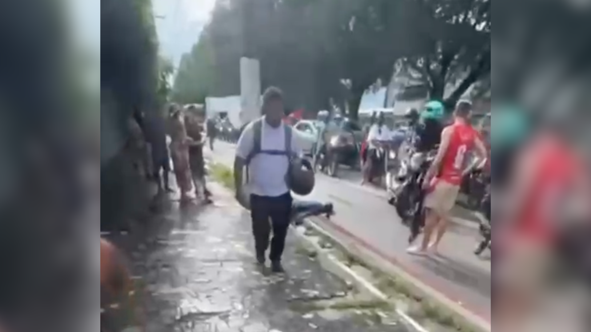 Acidente aconteceu na tarde deste sábado (21), em Belém, e moradores cobram melhorias na via