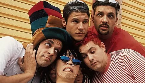 Os cinco integrantes da banda morrem em acidente aéreo em 1996 - 