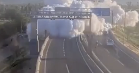 Veículo transportava gás líquido, tombou e explodiu em área industrial, causando destruição e pânico