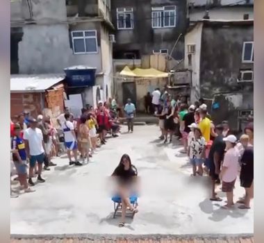 Imagem - Turistas pagam até R$ 200 e enfrentam fila para gravar vídeo com drone na Rocinha