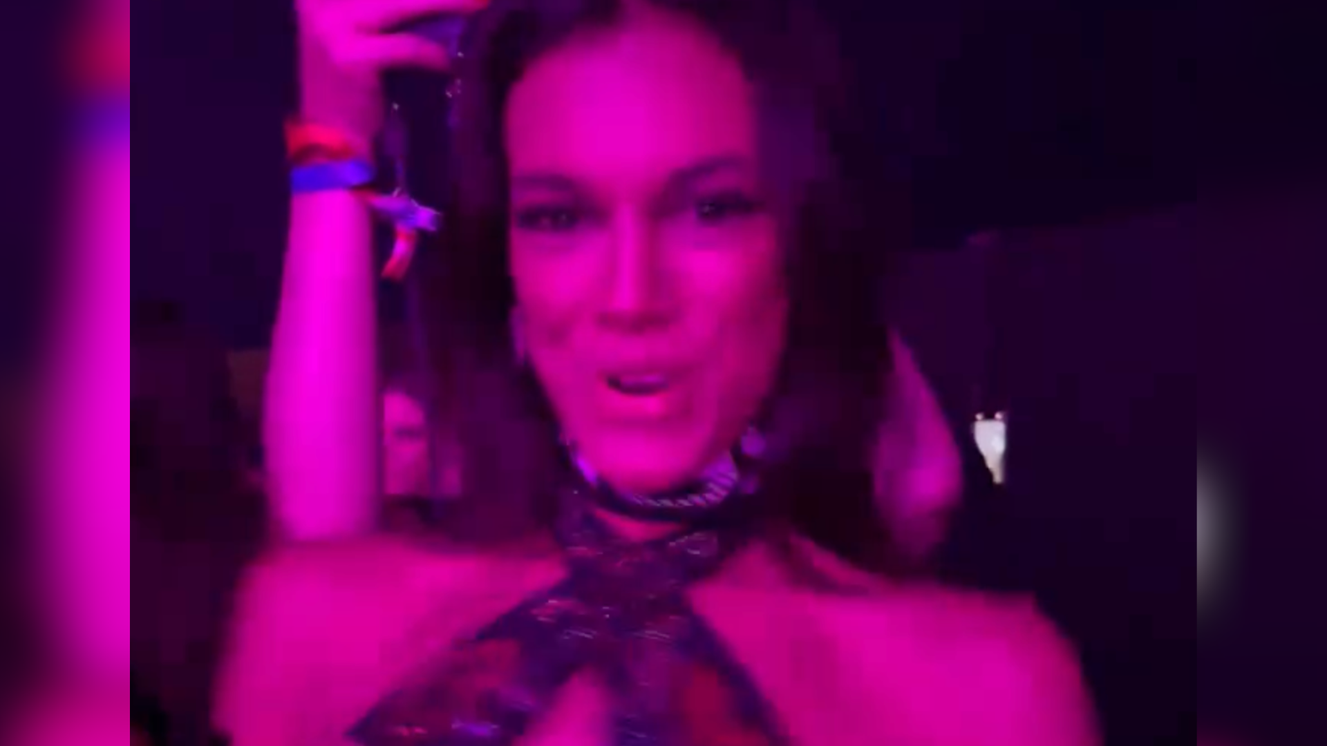 Cantora apresentou a parceria com Viviane Batidão durante show neste domingo (22)