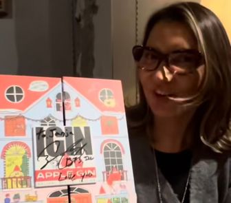 Imagem - Janja recebe gim assinado por Jin, do BTS, durante agenda na Coreia do Sul