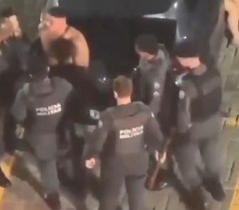 Imagem - PM é preso após agredir companheira em estacionamento de supermercado em Vitória