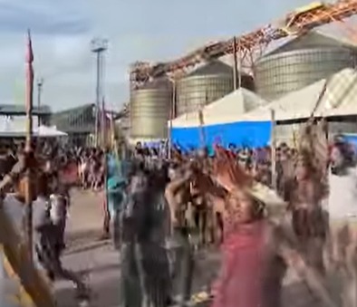 (Momento que os povos originários comemoram a decisão do Governo do Brasil)