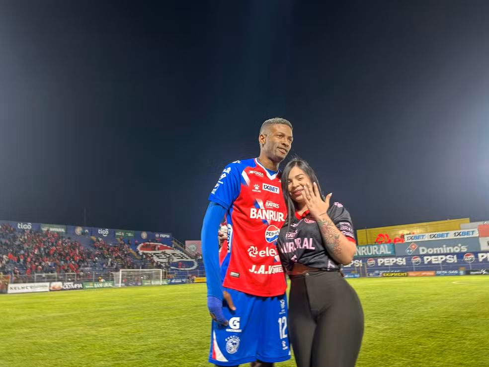 Imagem - Pedido de casamento no gramado vira término três dias depois